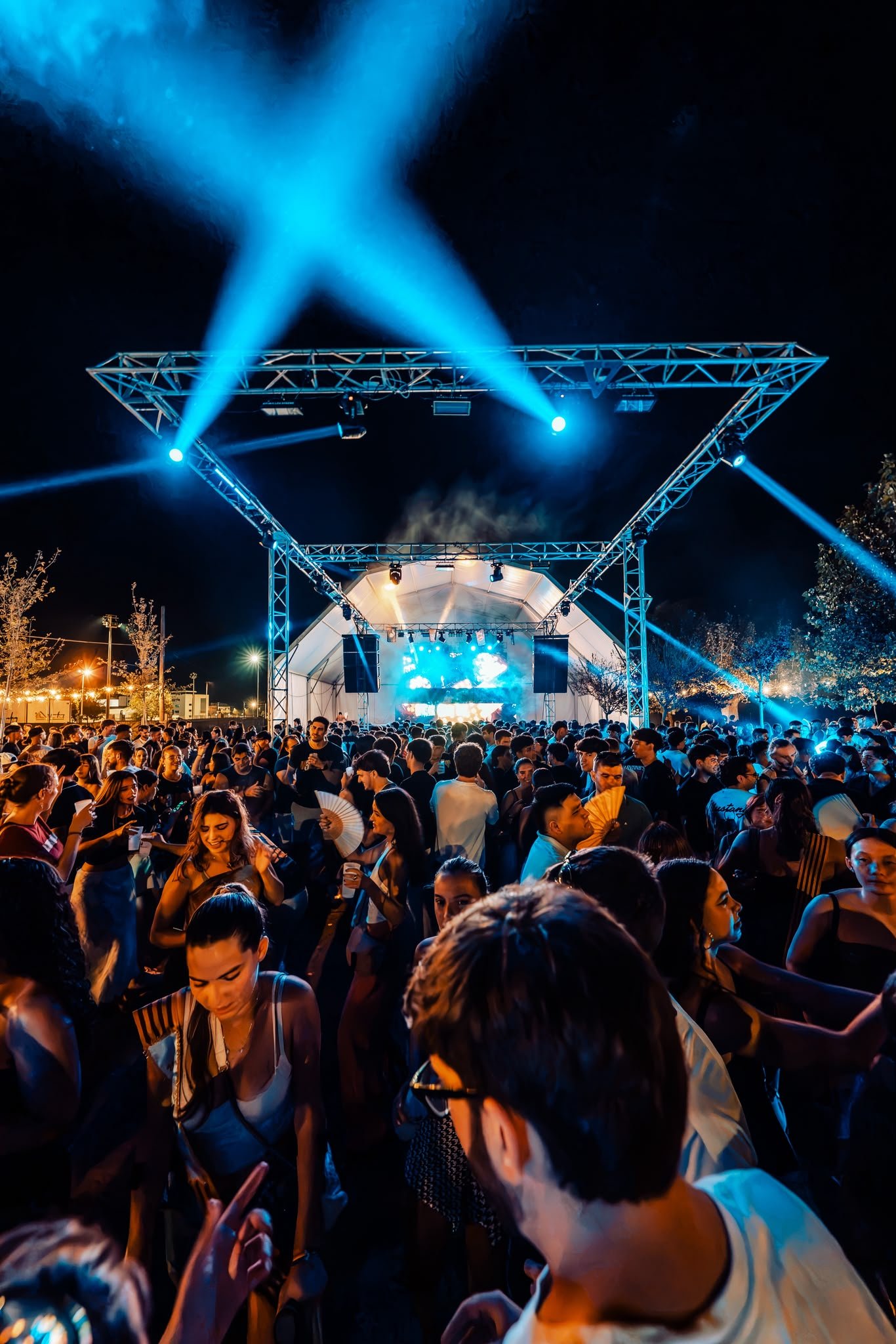 Público en el Delta Music Festival, en el Passeig del Canal de Amposta